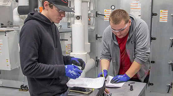 Students working in manufacturing lab